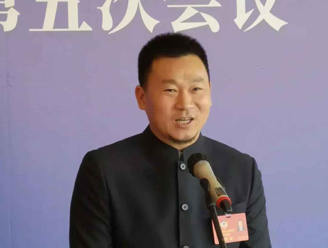 202204221343.jpg 为进一步展示市政协团结、民主、开放、自信的形象,向市民和网友展示政协委员的履职风采,中山市政协十二届五次会议在2月4日上午开幕前开设“委员通道”,市政协委员、成都义云室内空气质量检测有限公司公司总经理陈朝阳走进“委员通道”,回应社会关切的问题。他就如何做好城市应急管理规划的问题进行发言,并回答记者提问。.jpg